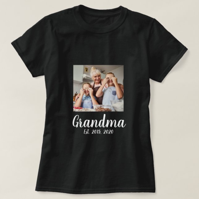Grandma Established White Script Photo T Shirt (Design framsida)