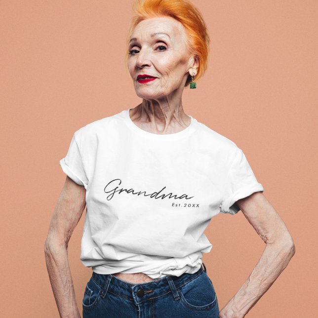 Grandma | Etablerad EST Modern Snyggt Cute T Shirt (Skapare uppladdad)