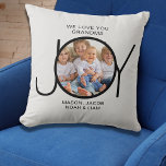 Grandma Gift 1 Photo Kudde<br><div class="desc">Det här enkla fotot och snyggten dekorativ kudde för din mormor är dekorerat med ord JOY och säger "We Kärlek You Grandma". Anpassade enkelt med ditt foto och barnbarns namn. Gör en perfekt till mormor.</div>
