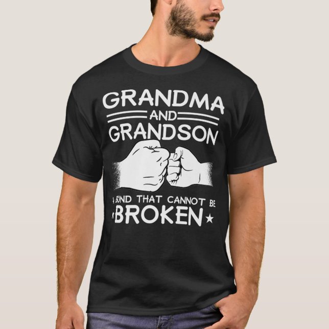 GRANDMA GRANDSON BOND CANT BE BROKEN Fist Bump T Shirt (Framsida)