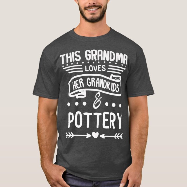 Grandma Kärlek Hennes Barnbarn Pottery Grandma T Shirt (Framsida)