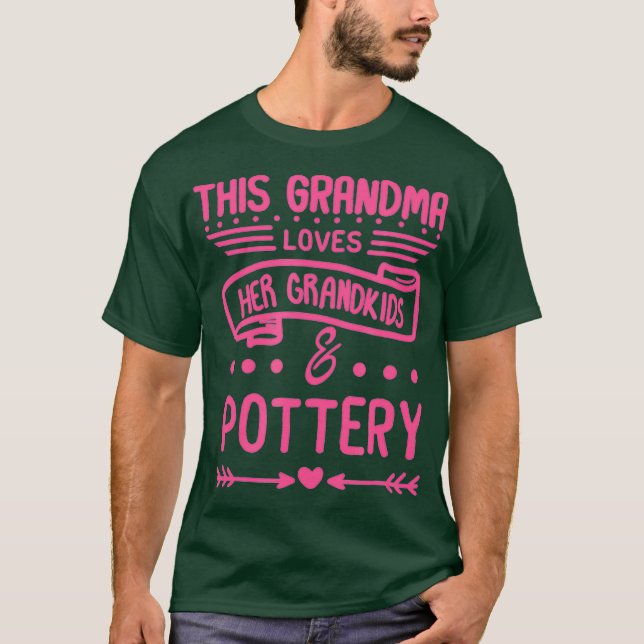 Grandma Kärlek Hennes Barnbarn Pottery Grandma T Shirt (Framsida)