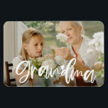Grandma Kärlek Script Personlig Photo Gift Magnet<br><div class="desc">Den här fotomagneten med handskriven "Grandma"-brev kan lätt bli personlig med ditt eget favoritfoto. Du kan också ändra texten färg så att den bättre stämmer överens med bild.</div>