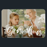 Grandma Kärlek Script Personlig Photo Gift Magnet<br><div class="desc">Den här fotomagneten med handskriven "Grandma"-brev kan lätt bli personlig med ditt eget favoritfoto. Du kan också ändra texten färg så att den bättre stämmer överens med bild.</div>