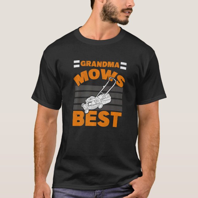 Grandma Mows Best Grandmor Gardener Lawnmower L. T Shirt (Framsida)