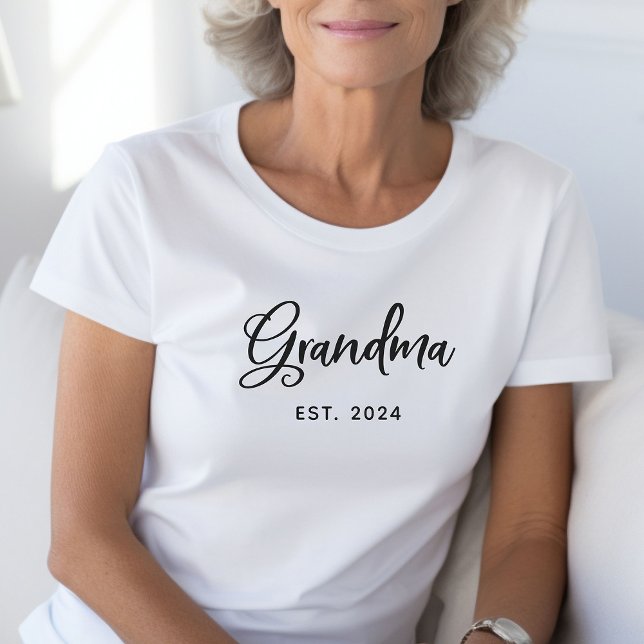 Grandma | Öst. Datum i skript för svart Snyggt T Shirt (Skapare uppladdad)
