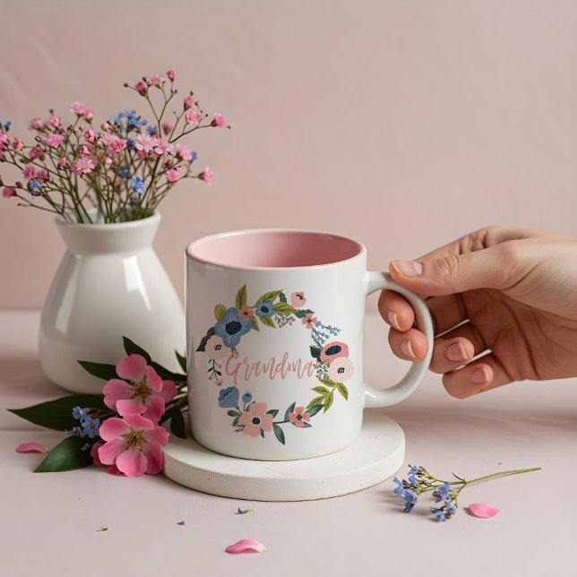 Grandma-penselskript Typografisk Blommigt-krans Två-Tonad Mugg (Grandma Brush Script Typographic Floral Wreath Two-Tone Coffee Mug)