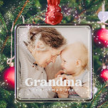 Grandma Photo jul Helgdag Simple Modern Chic Julgransprydnad Metall<br><div class="desc">Design består av modern chic-typografi med sans serif- och serif-teckensnitt. Lägg till ett foto av anpassningsbarna mormor och årtal.</div>