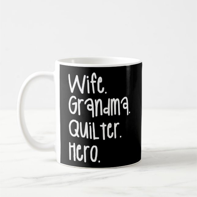 Grandma Quilter Hero Quilting Seamstress Sewing Kaffemugg (Vänster)