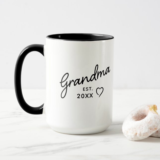 Grandma Reveal Est. Minimalistiskt svartvitt Mugg (Med munk)