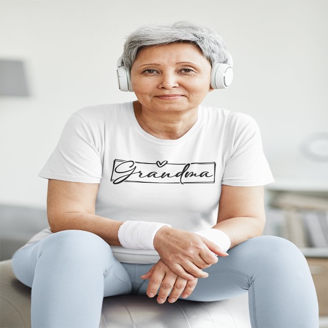 Grandma Script & Heart T Shirt (Skapare uppladdad)