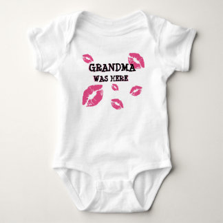 GRANDMA VAR HÄR BABY KISSES T SHIRT
