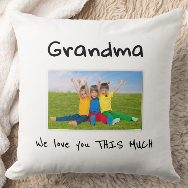 Grandma We Love You Fun Kids Photo Christmas Gift Kudde (Skapare uppladdad)