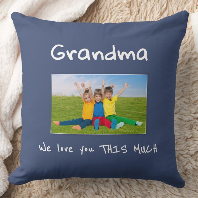 Grandma We Love You Fun Kids Photo Christmas Gift Kudde (Skapare uppladdad)