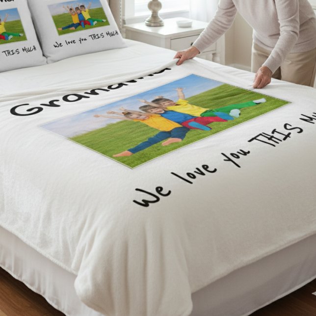 Grandma We Love You This Much Photo Christmas Gift Fleecefilt (Skapare uppladdad)