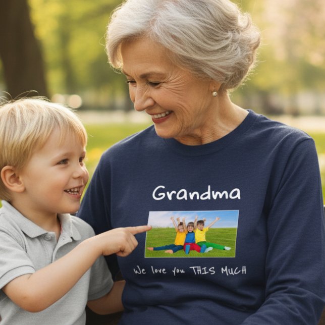 Grandma We Love You This Much Photo Christmas Gift T Shirt (Skapare uppladdad)