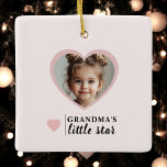 "Grandmas Little Star Photo Personlig Photo Photo" Julgransprydnad Keramik<br><div class="desc">Fira det speciella bandet mellan barnbarn och mormor med den här personligen fotoornament. Med ditt barns foto i en hjärtformad ram och den söta frasen "Mormas lilla stjärna" gör den här anpassningsbarna keramiska prydnadsföremål till jul, Mor eller bara för att. Lägg till ditt eget foto och din egen text för...</div>