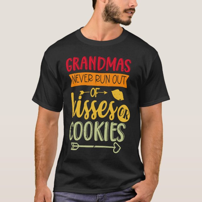 Grandmas Never Run Out Of Kisses Or Cookies Fun Gr T Shirt (Framsida)