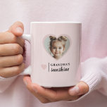 Grandmas Sunshine Mugg - Personlig Rosa<br><div class="desc">Brighten mormors förmiddagar med detta söta och soliga personlig mugg! Att ha en anpassningsbar foto av sitt barnbarn i ett hjärta ram och meddelandet "Mormas solsken", detta mjuka rosa kaffe kopp är perfekten för att visa henne hur mycket hon är älskad. Idealisk för Mor dag, födelsedagar eller bara för att...</div>
