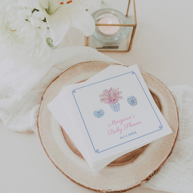 Grandmillenial Blue Rosa Chinoiserie Baby Shower Pappersservett (Chinoiserie chic Pink and blue baby shower napkins with ginger jar and greek key border)