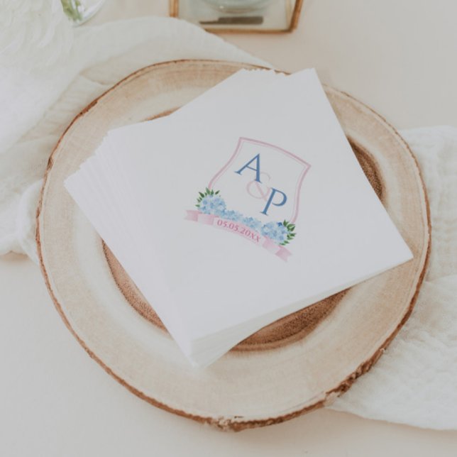 Grandmillenial Rosa & Blue Hydrangea Bröllop Vapen Pappersservett (Pink and blue hydrangea monogram wedding crest napkins)