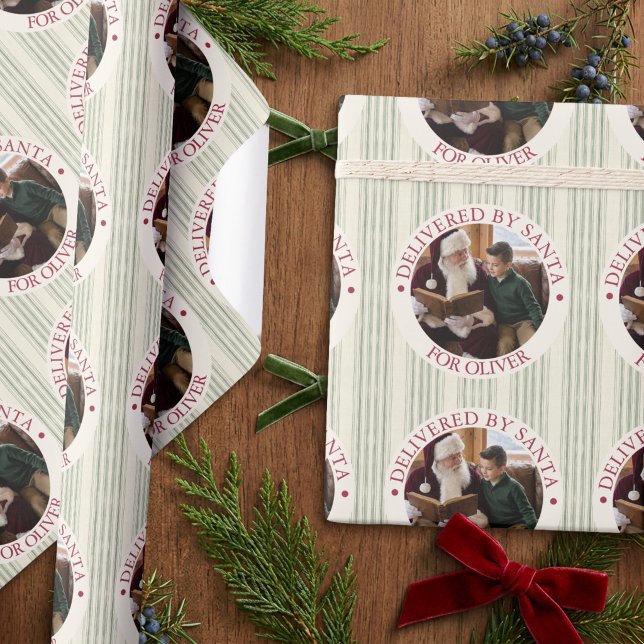 Grandmillennial Julenisse Foto Specialleverans Presentpapper (Photo Gift Wrap from the Grandmillenial Botanical Bow Christmas collection by Darling & May)