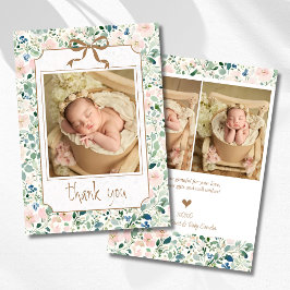 Grandmillennial Rosenskära Blommig Baby Foto Tack Meddelande