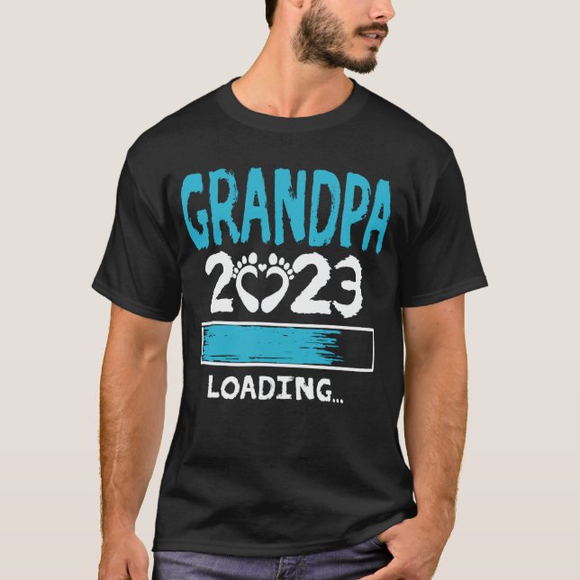 Grandpa 2023 Loading New Grandfather to be be T Shirt (Framsida)