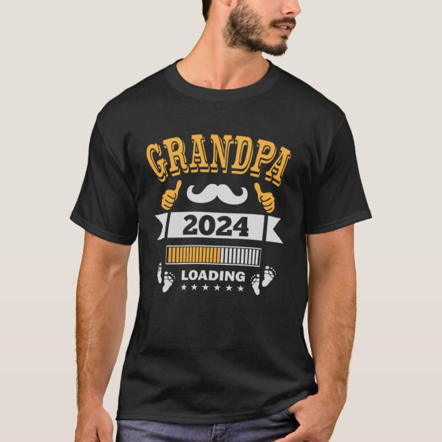Grandpa 2024 Loading Soon To Be Dad Pregnancy Anno T Shirt (Framsida)