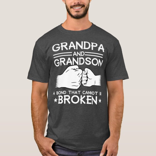 GRANDPA GRANDSON BOND CANT BE BROKEN Fist Bump T Shirt (Framsida)