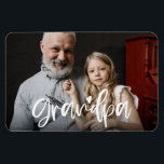 Grandpa Kärlek Script Personlig Gift Photo Magnet<br><div class="desc">Den här fotomagneten med handskriven "Grandpa"-brev kan lätt bli personlig med ditt eget favoritfoto. Det blir en underbar Fars dag-gåva till morfar. Du kan också ändra texten färg så att den bättre stämmer överens med bild.</div>