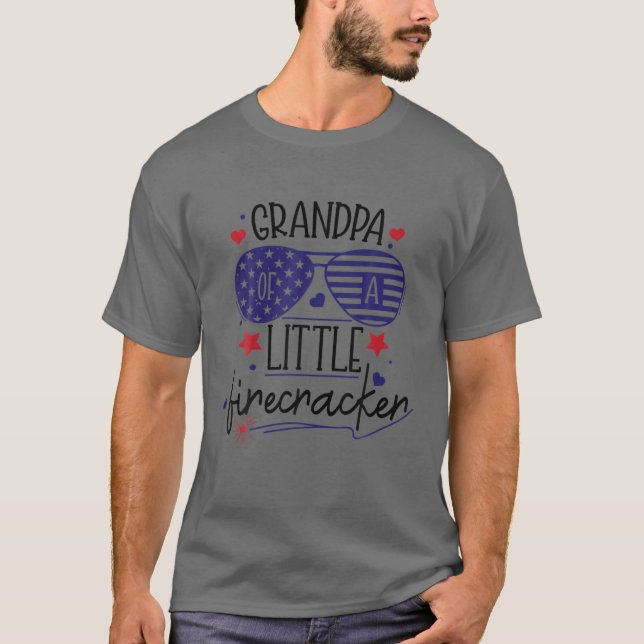 Grandpa Of A Little Firecracker 4Th Of July Family T Shirt (Framsida)