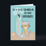 Grandson 4e födelsedagen Beach Funny Coola Raccoon Kort<br><div class="desc">Fira din barnsons 4e födelsedagen med det här snyggt strandmatade kortet med en coola i solglasögon och en tropisk skjorta som slår en attitel bredvid ett surfbord. Med sin soliga havsvibb, lekfulla snäckor i sanden och skarp akvabasbakgrund är den här utformningen perfekt för sommarfödelsedagar eller strandnära barn. Roligten, den moderna...</div>