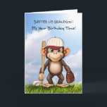Grandson Baseball Birthday Monkey Fladdermus Boll  Kort<br><div class="desc">Fira din barnsons speciella dag med det här roligten basebollkortet, födelsedagskort! En lekfull apa står i gräset, redot för matchen med fladdermus, handsken och en baseboll i närheten. Den ljusa blå himmel ökar den muntra känslan och skapar detta som ett underbart val för alla basebollälskande sonson. Med det energiska budskapet...</div>