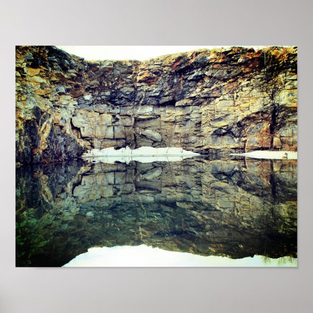 Granite Sten Cliff Reflection in Pond Poster (Framsidan)