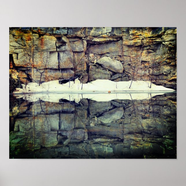 Granite Sten Wall Reflection in Pond Nature Poster (Framsidan)