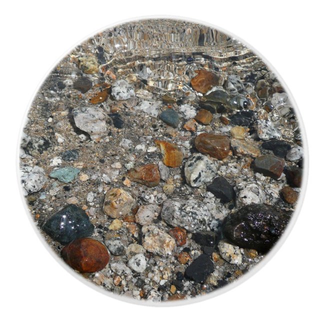 Graniterade Småstarna i Tenaya Sjö vid Yosemite Knopp (Framsidan)