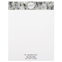 Granitvit med monogramen och adressen