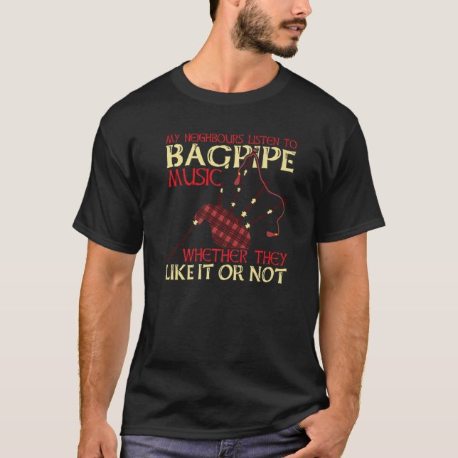 Grannarna lyssnar på säckpiper Bagpipe Playe T Shirt (Framsida)