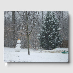 Grannens vinterscen i Snö i Snögubbe Gästböcker