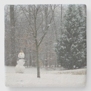 Grannens vinterscen i Snö i Snögubbe Stenunderlägg