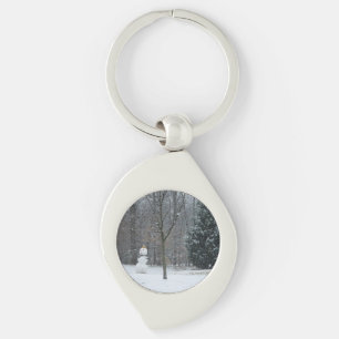 Grannens vinterscen i Snö i Snögubbe Swirl Silverfärgad Nyckelring