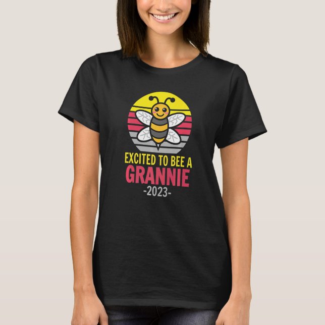 Grannie 2023 Bee Grandma Excited to a Granni T Shirt (Framsida)