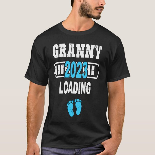 Granny 2023 Loading  Pregnancy Announcement Grandm T Shirt (Framsida)