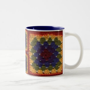 Grannyen kvadrerar kaffemuggen Två-Tonad mugg