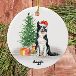 Gräns Collie Santa Hund, Personlig jul Julgransprydnad Keramik<br><div class="desc">Dekorera en speciell gåva från träd eller ge i julhelg med den här gräns-kollisionen, dvs. den hund julklämman, och matchande dekanter. Den här gräns-kollie-jultomten har en vattenfärgsfärg hund i en tomathatt och träd. Anpassa med namn, år tillbaka. Denna gräns-kollietschristmas-ornament kommer att vara en favorit bland gräns kollie älskare, hundälskare och...</div>