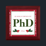 Gräns Red Grönt Holly Namn Year PhD Studenten Minnesask<br><div class="desc">En fyrkantig Phd studenten-nyckelruta med julkänsla. Överdelen har en dekorativ gräns och en kullig bär och löv accents. Den har ett rött, grönt och vitt färg och visar graden, namn och året. Anpassa den här rutan, lägg till den i din kundvagn och ge den till din nya PhD-fil. Gräns Red...</div>
