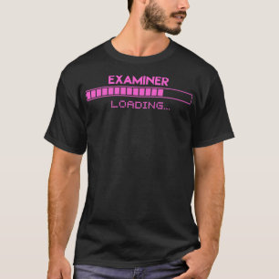 Granskare som läser in t shirt