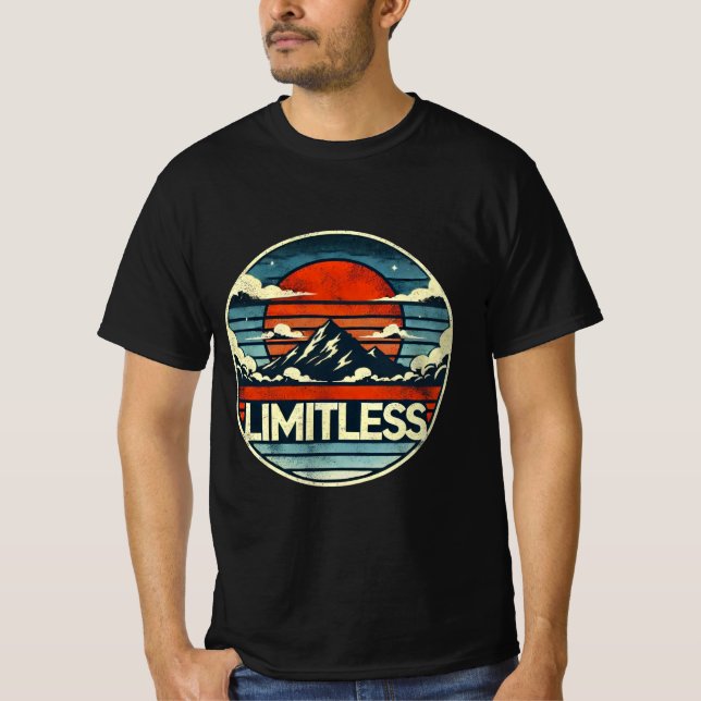 Gränslös Horisont: Bergs Solnedgång Konst T Shirt (Framsida)