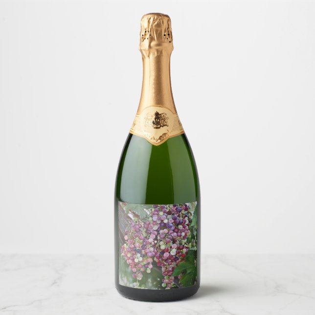 Grapevine Abundance - Hyperrealist Botanical Pai (Framsida)